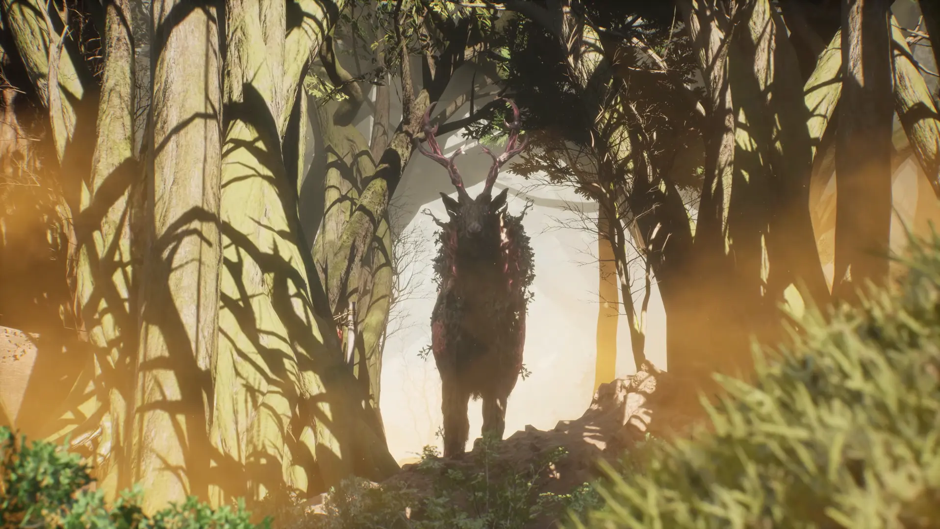 Una enorme bestia con astas, parecida a un ciervo espectral, apareciendo entre los árboles de un bosque iluminado a contraluz