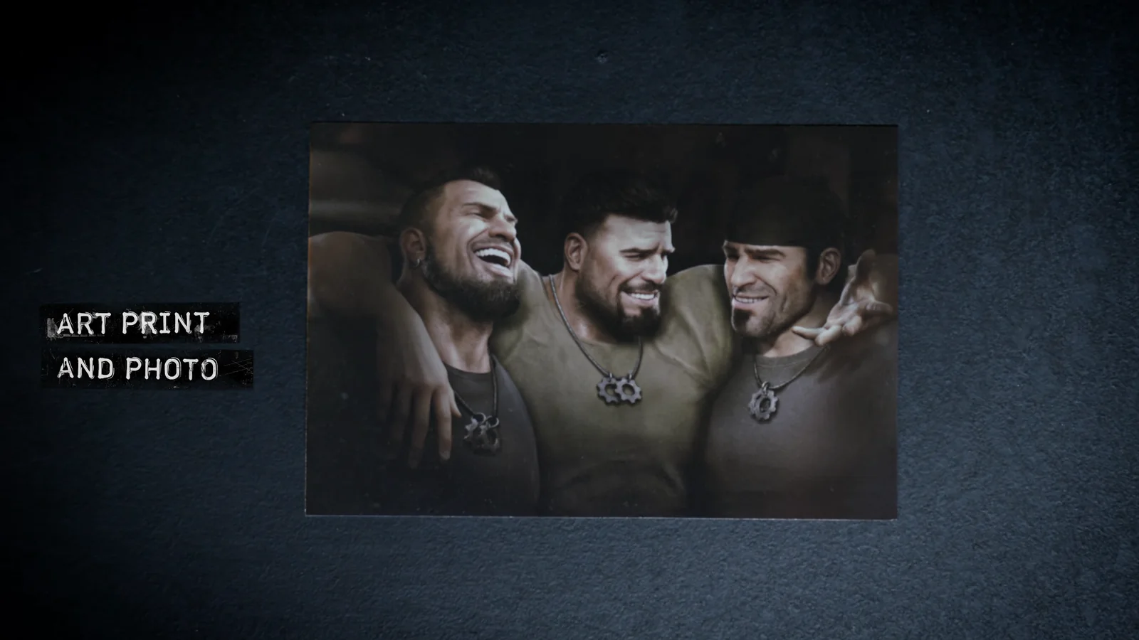 Fotografía de Marcus, Dom y Carlos abrazados y riéndose, los tres con sus placas COG al cuello