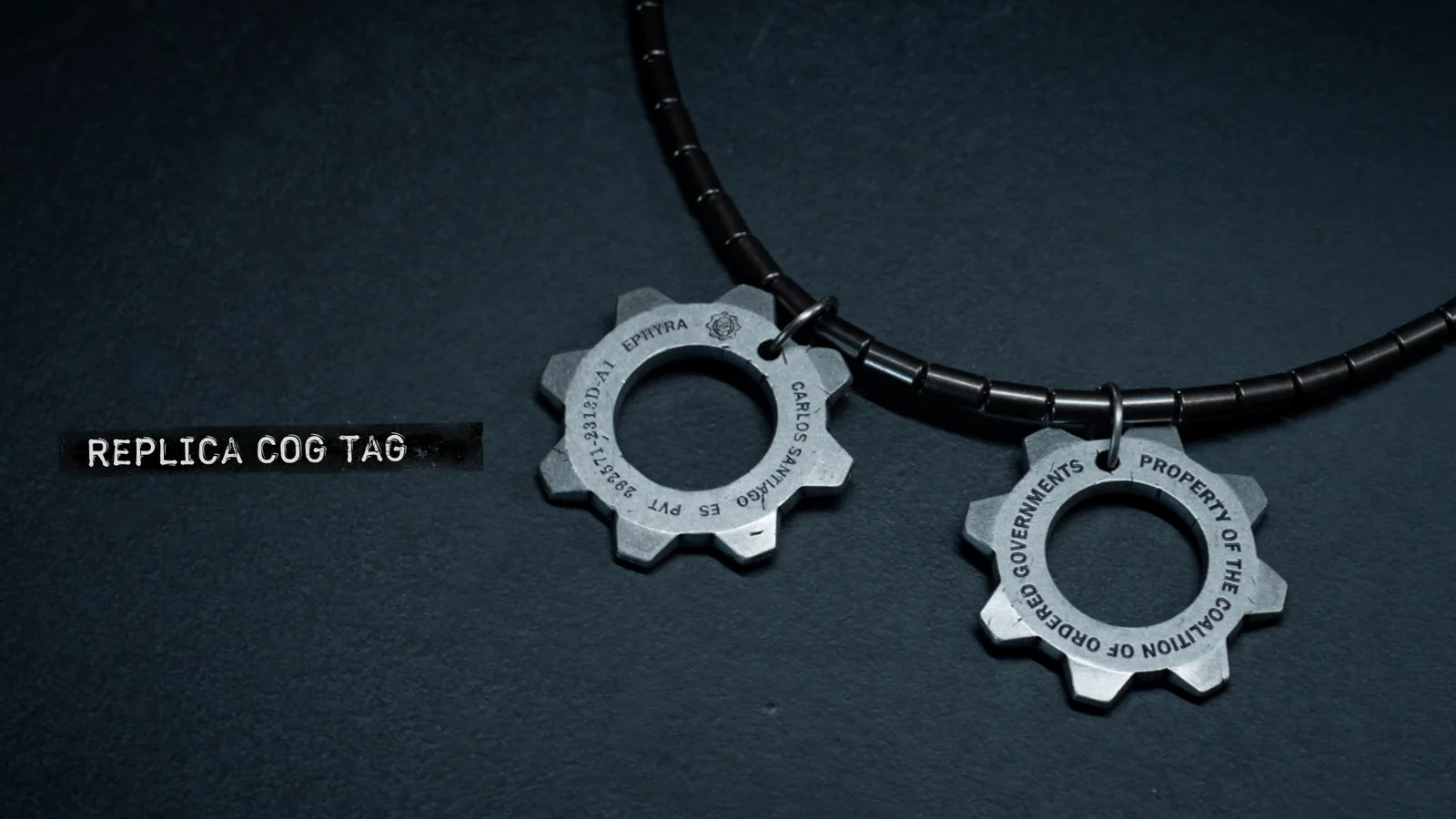 Réplica en metal de las placas COG de Carlos Santiago, grabadas con su nombre y la ciudad de Ephyra