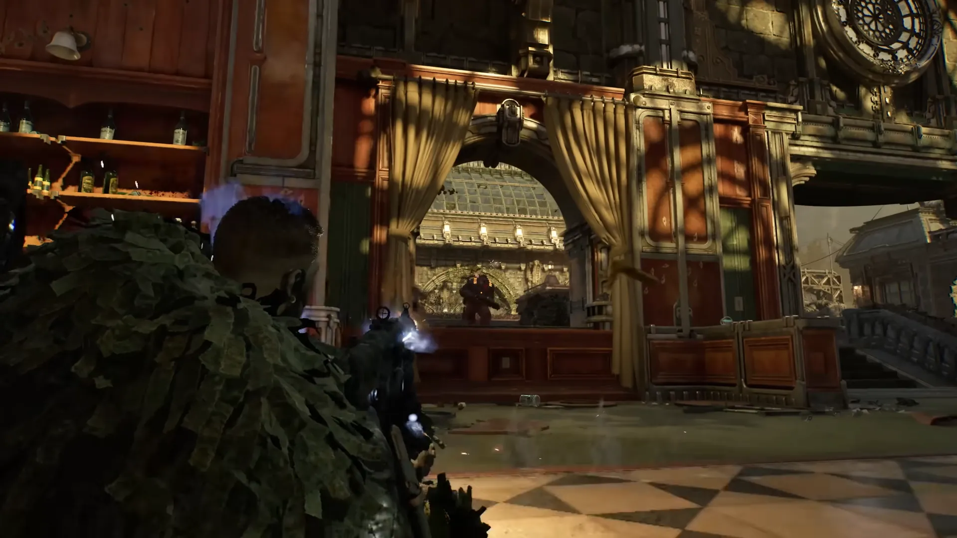 Gameplay en primera persona de Gears of War: E-Day apuntando un rifle dentro de un edificio señorial en ruinas