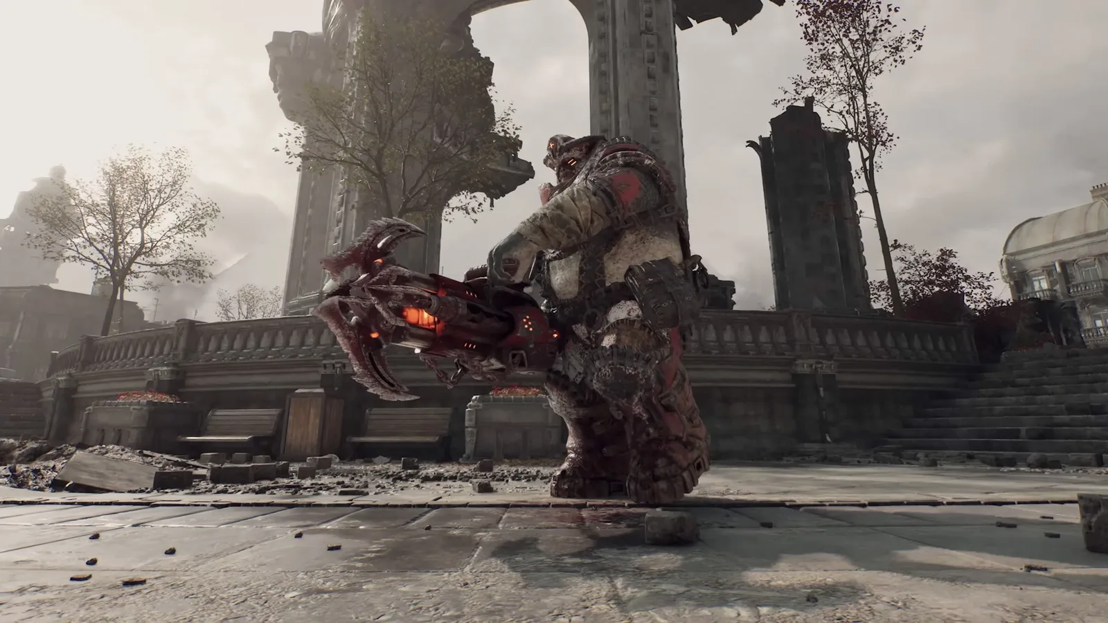 Un Boomer Locust de armadura pálida sostiene su lanzagranadas Boomshot en medio de una plaza ruinosa de Gears of War: E-Day