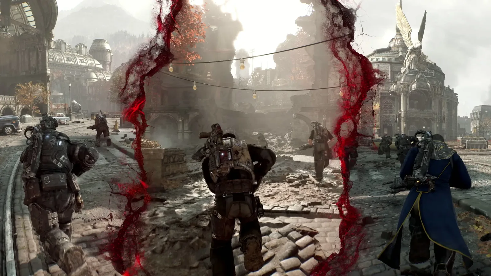 Un escuadrón COG avanza por una plaza en ruinas partida por grietas rojas de emergencia en el multijugador de Gears of War: E-Day