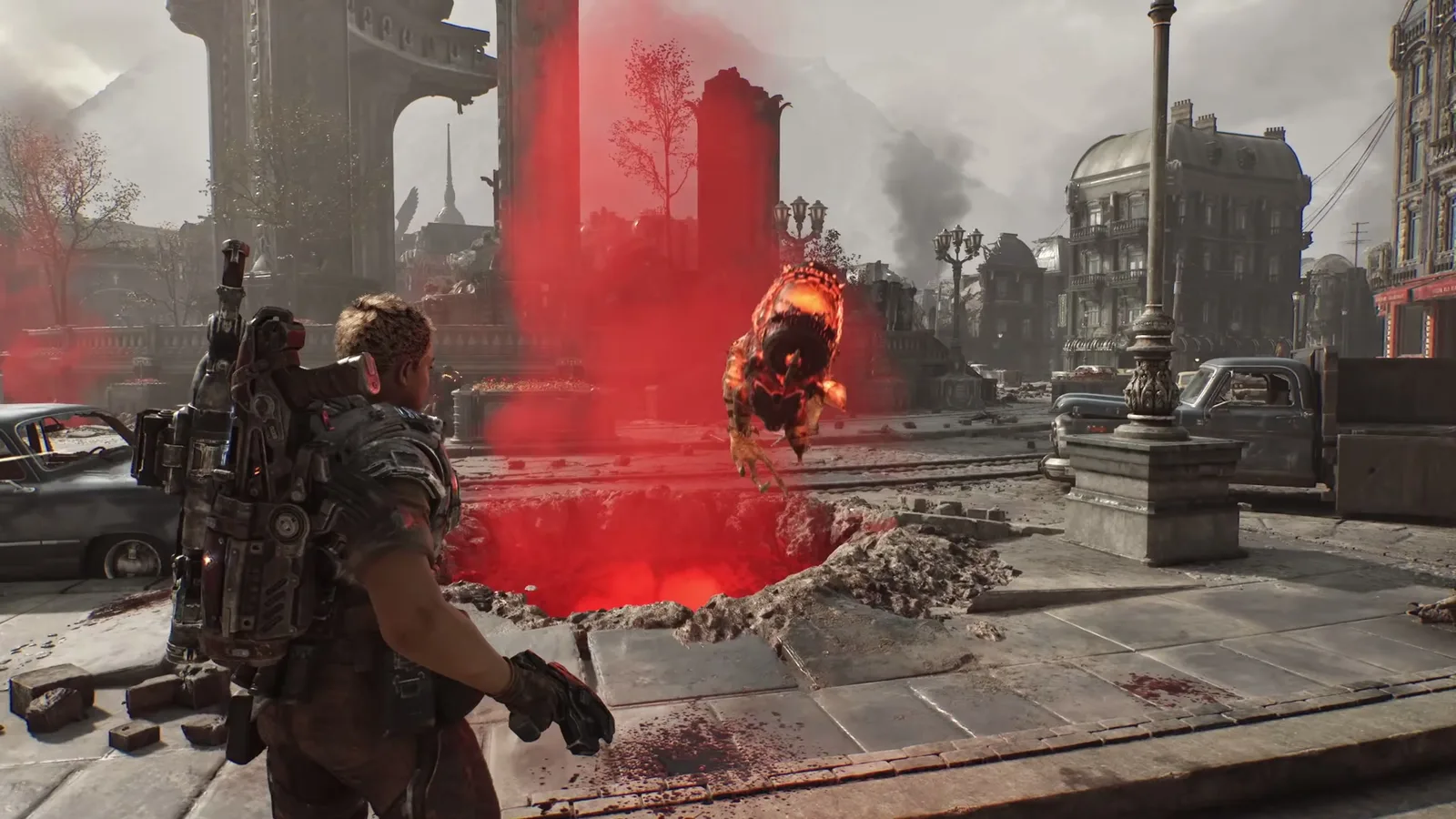 Una soldado COG observa a un Locust saltando desde un agujero de emergencia envuelto en niebla roja en Gears of War: E-Day