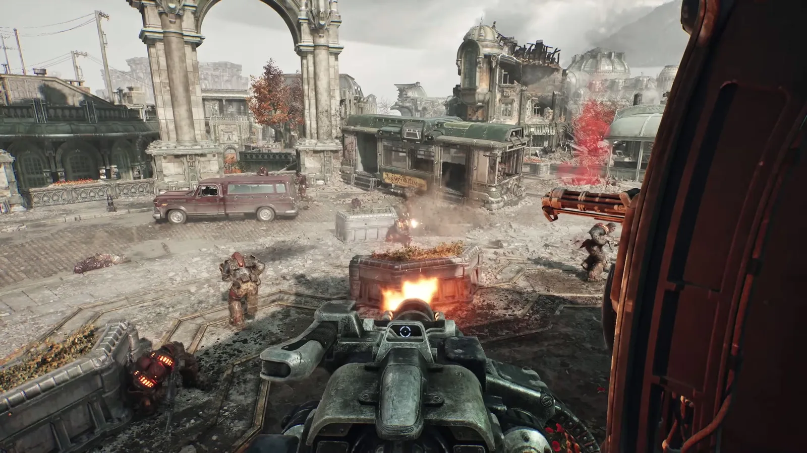 Vista en primera persona de una torreta disparando contra enemigos Locust en una plaza destruida de Gears of War: E-Day