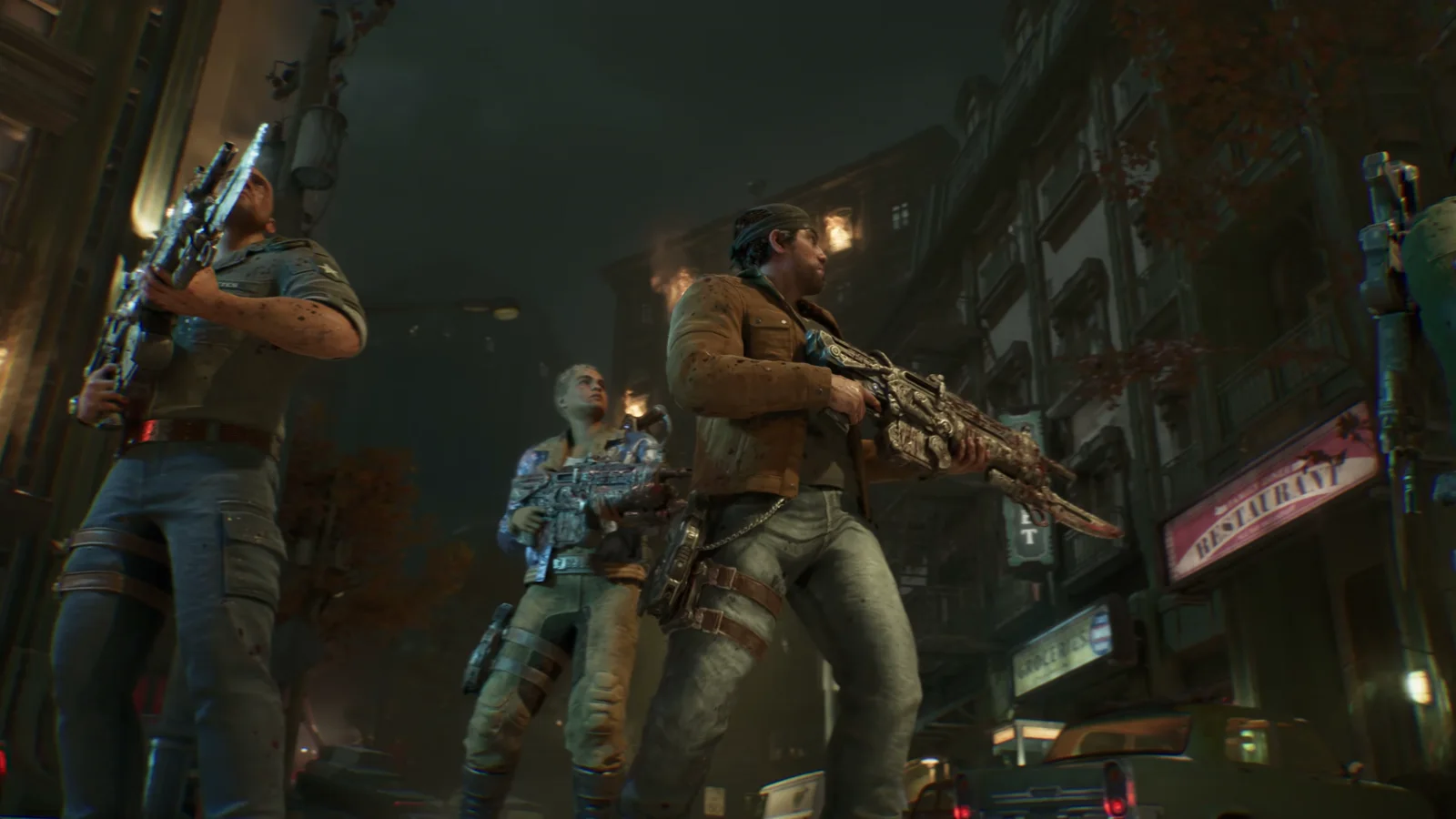 Marcus Fenix con escopeta junto a dos compañeros en una calle nocturna de Kalona
