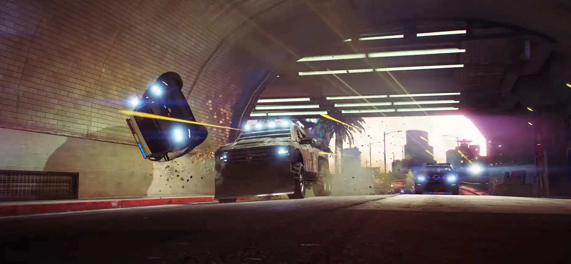Persecución dentro de un túnel en GTA Online: un coche volcado por el aire mientras un vehículo de huida escapa de la policía