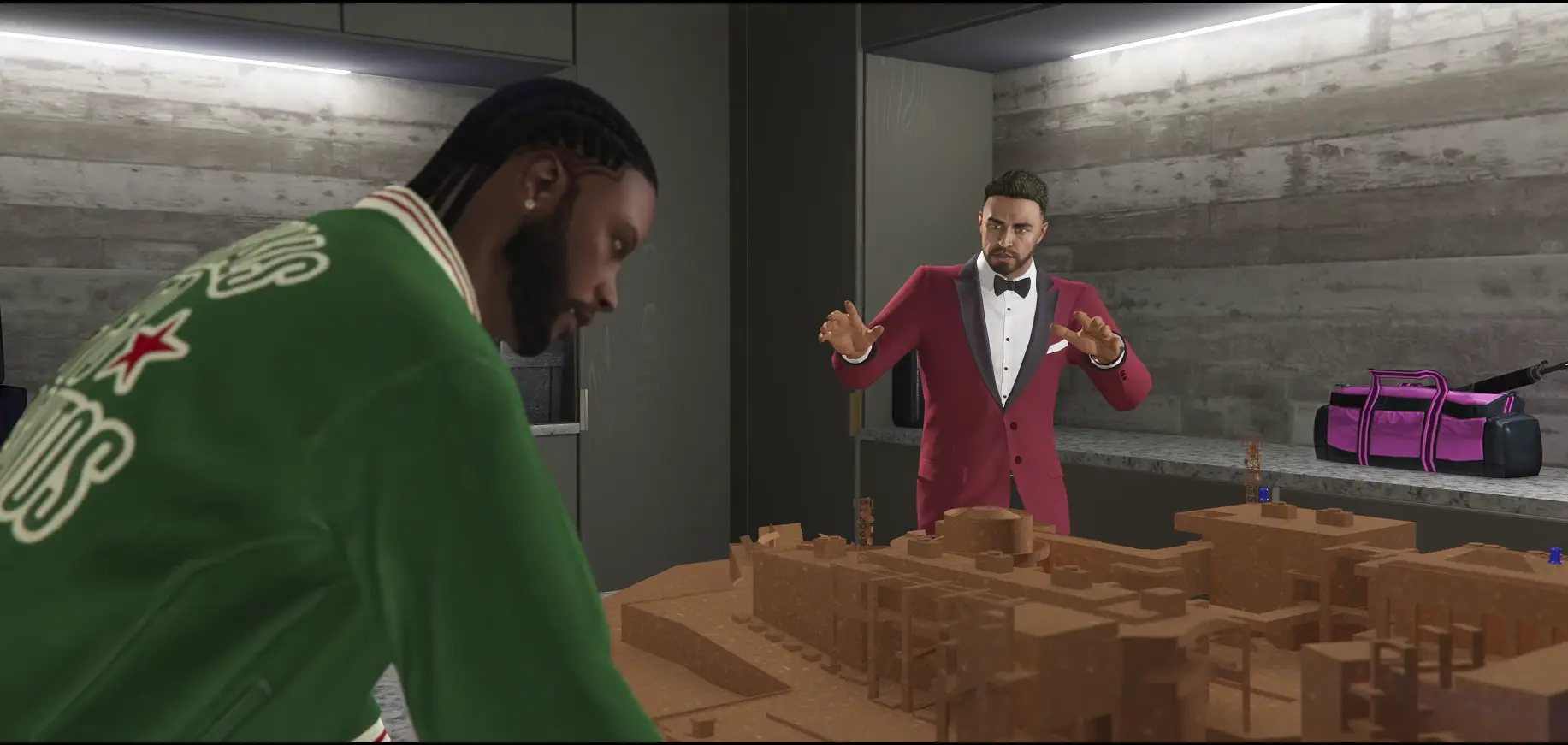 Dos personajes de GTA Online planificando el atraco sobre una maqueta de cartón del Kortz Center dentro del estudio de arte