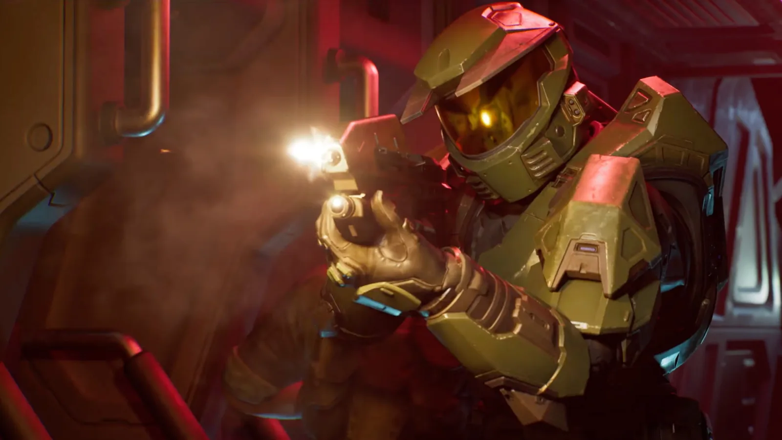 Escena cinemática de Halo: Campaign Evolved con un Spartan apuntando su arma en un pasillo iluminado en rojo