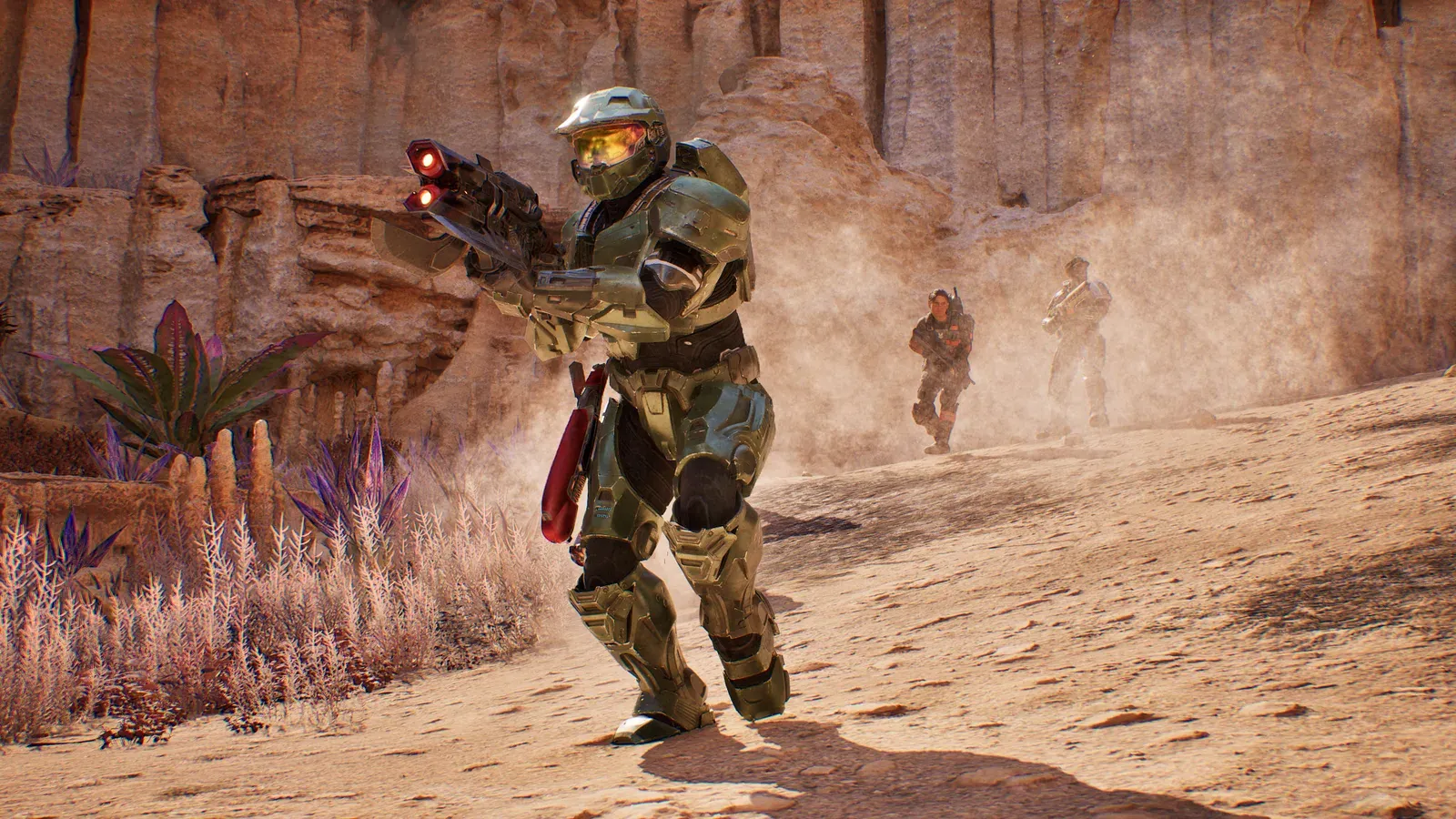 Master Chief avanzando junto a marines en un paisaje desértico alienígena en Halo: Campaign Evolved