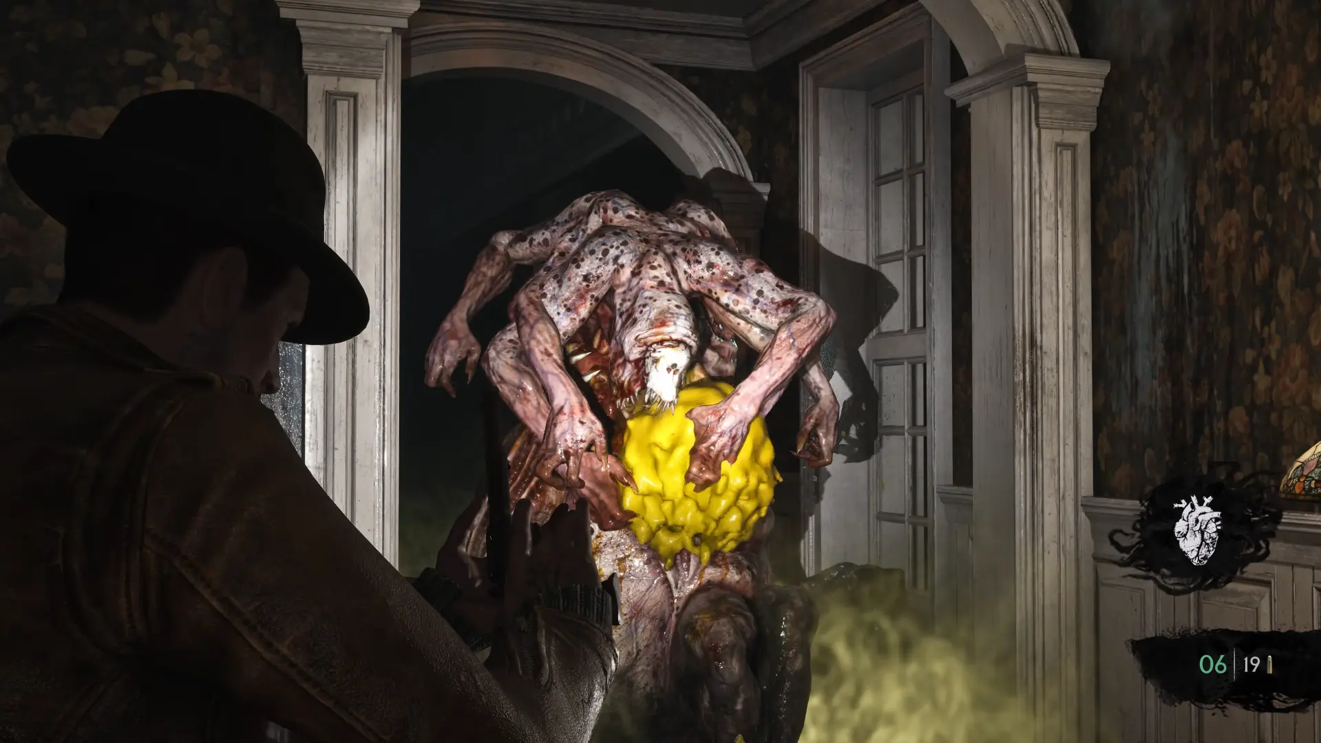 El protagonista de The Sinking City 2 apuntando a una criatura deforme en una mansión