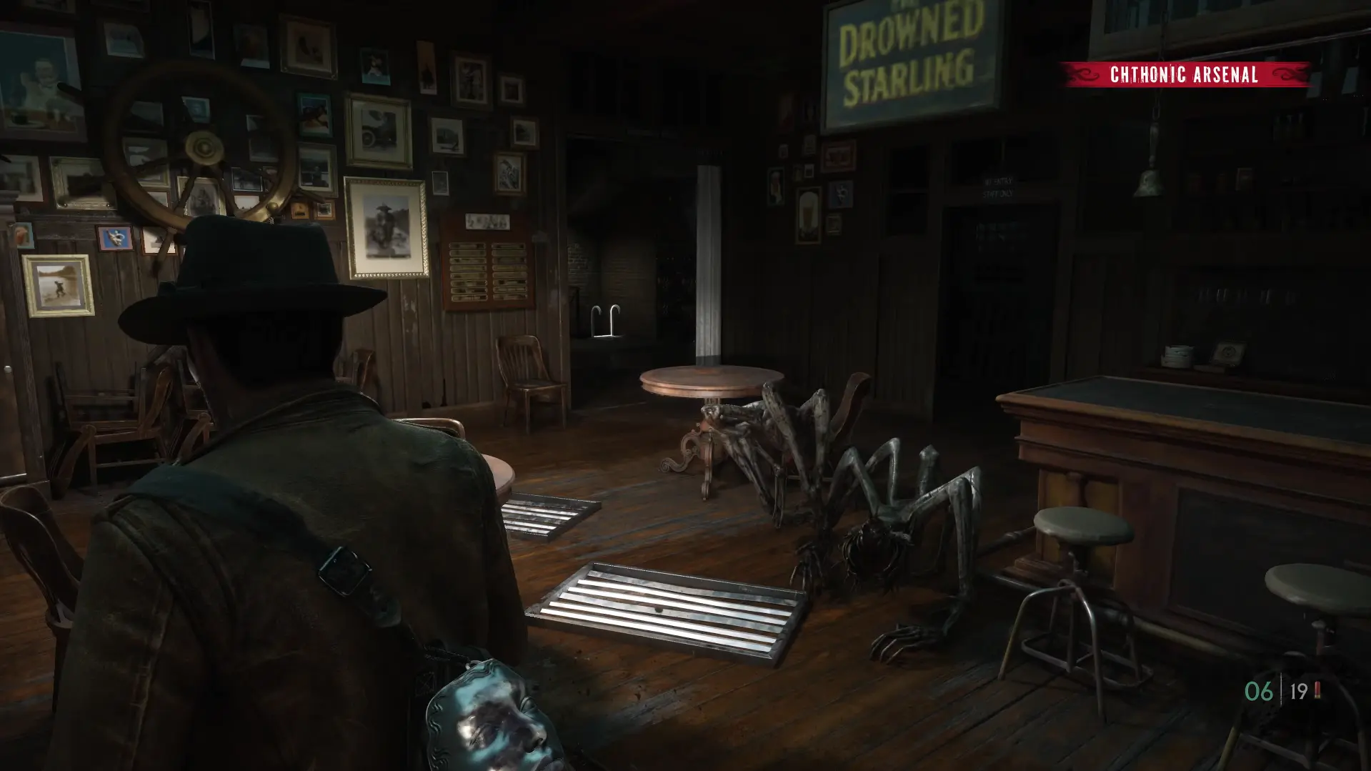 El protagonista de The Sinking City 2 dentro del bar The Drowned Starling frente a una criatura con forma de araña